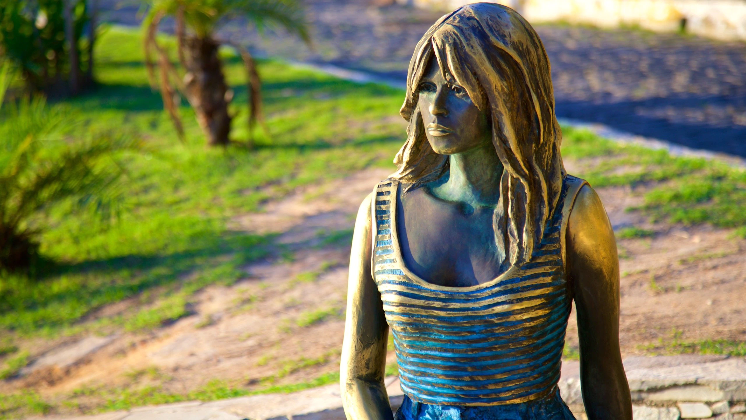Brigitte Bardot ajudou a impulsionar a fama da cidade de Armação dos Búzios, no Rio de Janeiro, com suas visitas e paixão pela Região dos Lagos. Suas fotografias na cidade fizeram com que Búzios caísse "na boca do povo", e assim, o município tornou-se um dos pontos mais procurados do verão brasileiro. Em 1999, a atriz foi homenageada com uma estátua na Orla Bardot, que leva seu nome. Foto: Expedia